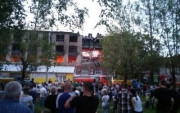 Пожарные продолжают работу на швейной фабрике в Смоленске, часть здания обрушилась