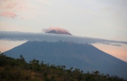 Почти 100 тысяч человек эвакуировали на острове Бали из-за угрозы извержения вулкана