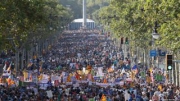 Многотысячный митинг против действий полиции проходит в центре Барселоны