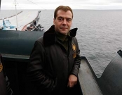 Медведев втрое повысил оклады военным.