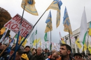 Около 4,5 тысяч человек участвуют в митинге у Рады в Киеве