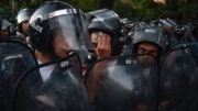Полиция Еревана вытеснила протестующих студентов с проезжей части проспекта Баграмяна
